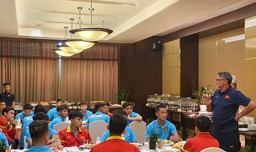 Một bữa ăn của Đội tuyển Bóng đá Việt Nam trong lần thi đấu giao hữu tại Trung Quốc dịp FIFA Days tháng 10. Ảnh: VFF