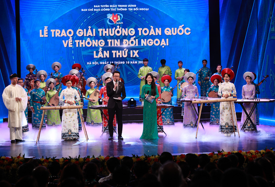 Tiết mục nghệ thuật chào mừng Lễ trao Giải thưởng toàn quốc về thông tin đối ngoại. Ảnh: Hải Nguyễn
