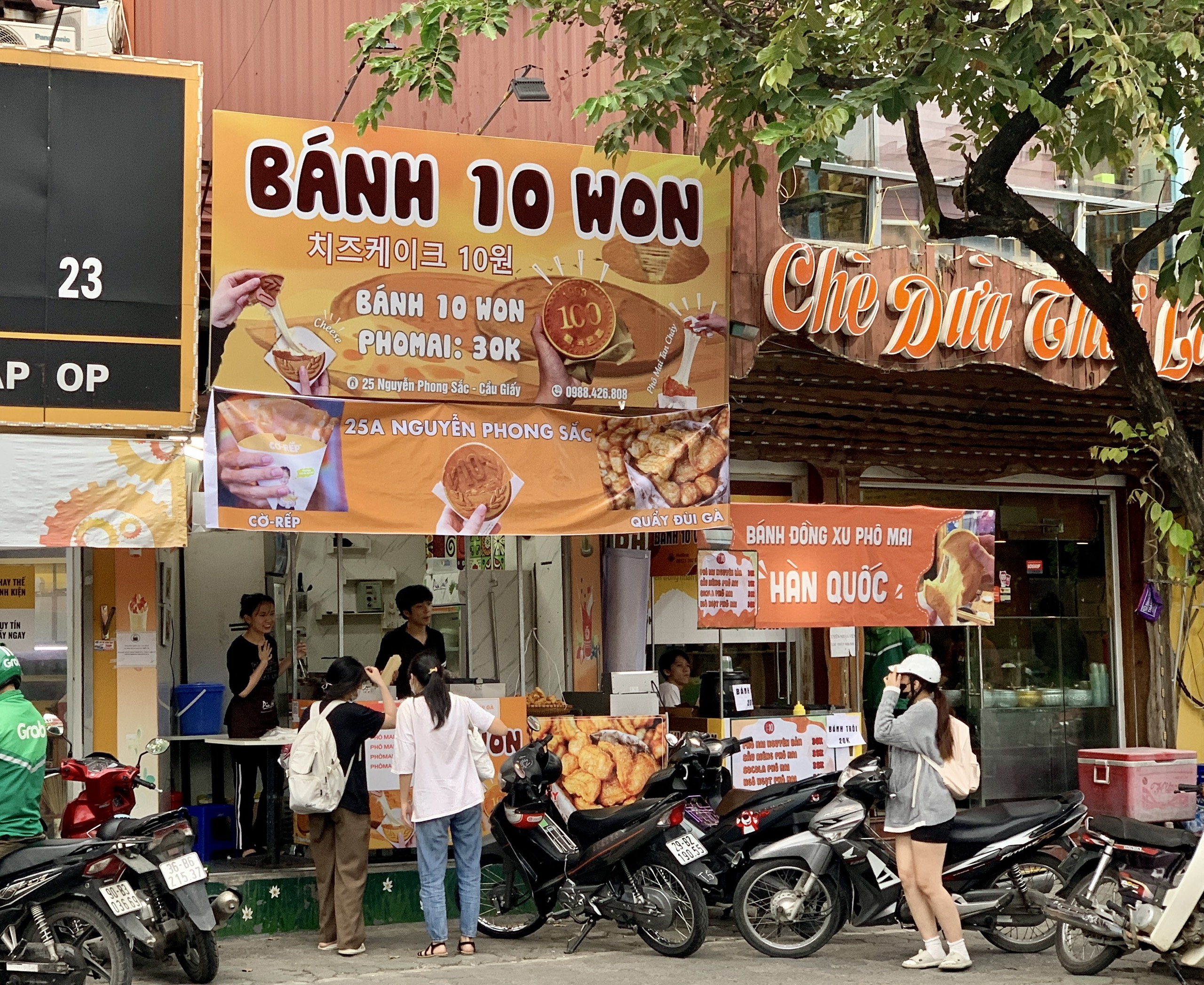 Do nhiều quán mở bán, cửa hàng tại Nguyễn Phong Sắc không còn hiện tượng xếp hàng chờ mua. Ảnh: Nhật Minh