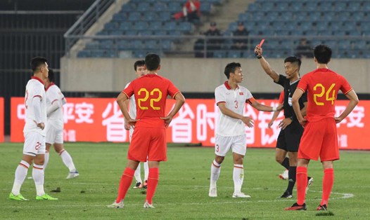 Tiến Linh nhận thẻ đỏ trận tuyển Việt Nam thua tuyển Trung Quốc. Ảnh: VFF 