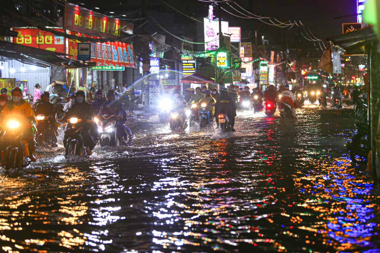 Theo ghi nhân, Quốc lộ 50 giao với đường Nguyễn Văn Linh (huyện Bình Chánh)   bị ngập diện rộng.
