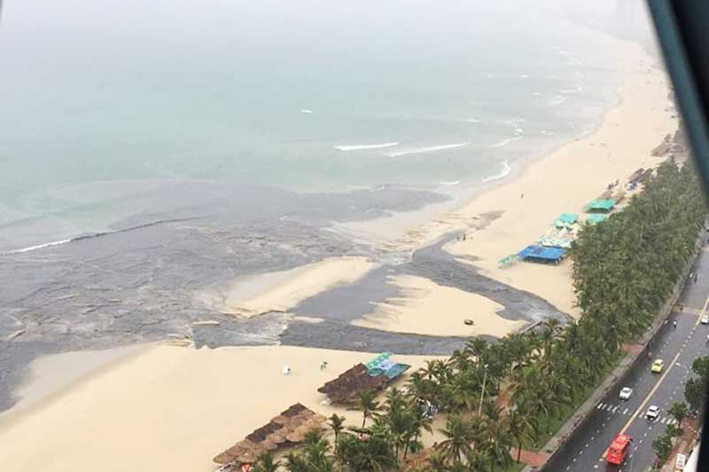 Hình ảnh nước thải đen ngòm đổ ra biển Đà Nẵng do du khách chụp lại. Ảnh: Chụp màn hình