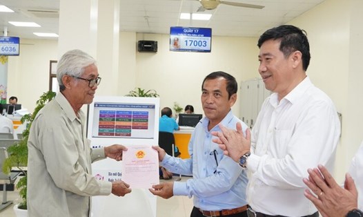 Ông Phạm Thiện Nghĩa - Chủ tịch UBND tỉnh Đồng Tháp (bìa phải) trong buổi gặp gỡ với người dân ngày 28.8. Ảnh: dongthap.gov.vn