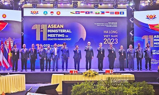 Các đại biểu chụp ảnh lưu niệm tại Hội nghị Bộ trưởng ASEAN về Quản lý thiên tai lần thứ 11. Ảnh: Đoàn Hưng