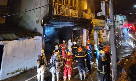 Căn nhà số 652 nằm ven đường đê Nguyễn Khoái (Hà Nội) bất ngờ bốc cháy đã được dập tắt. Ảnh: Nguyễn Luân