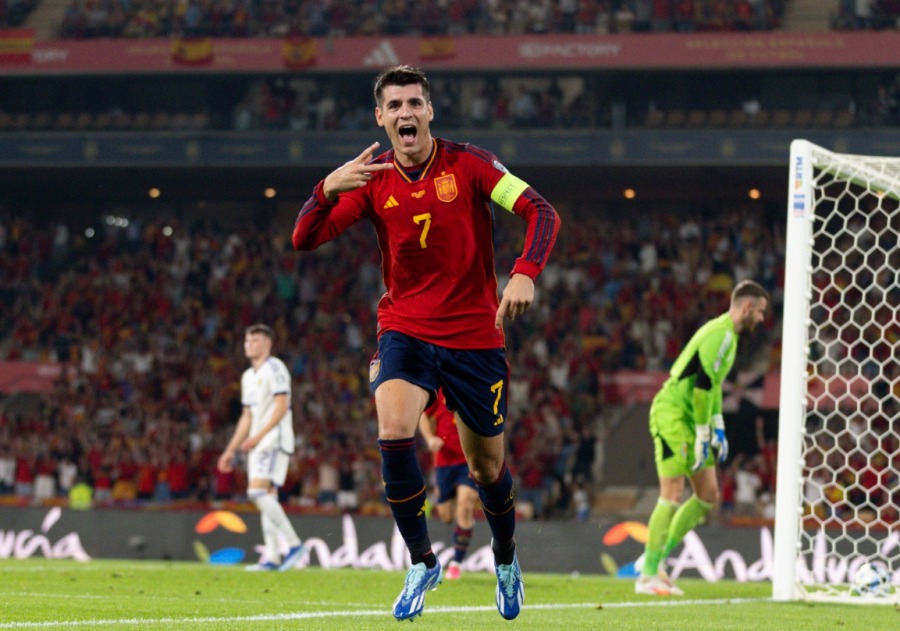 Nhưng cuối cùng cũng không ngăn được Alvaro Morata và các đồng đội giành chiến thắng. Ảnh: UEFA