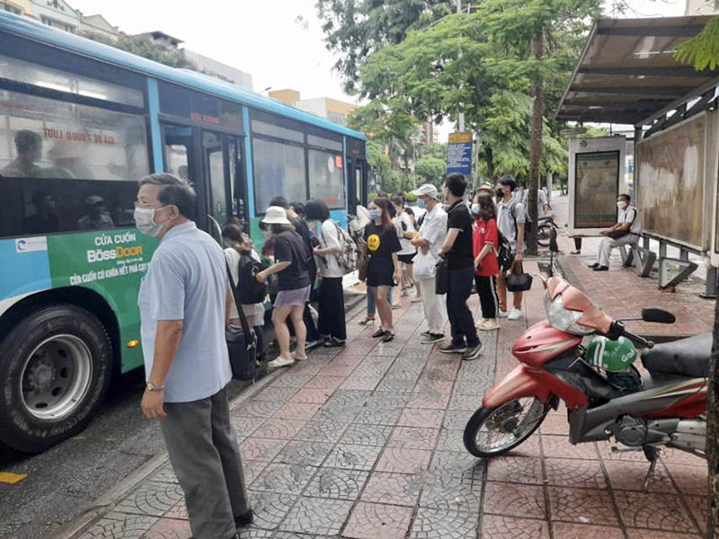 Ùn tắc giao thông và mưa lớn ảnh hưởng không nhỏ tới việc người dân sử dụng xe buýt. Ảnh: Phạm Đông