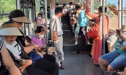 Người dân sử dụng xe buýt tại Hà Nội. Ảnh: Phạm Đông