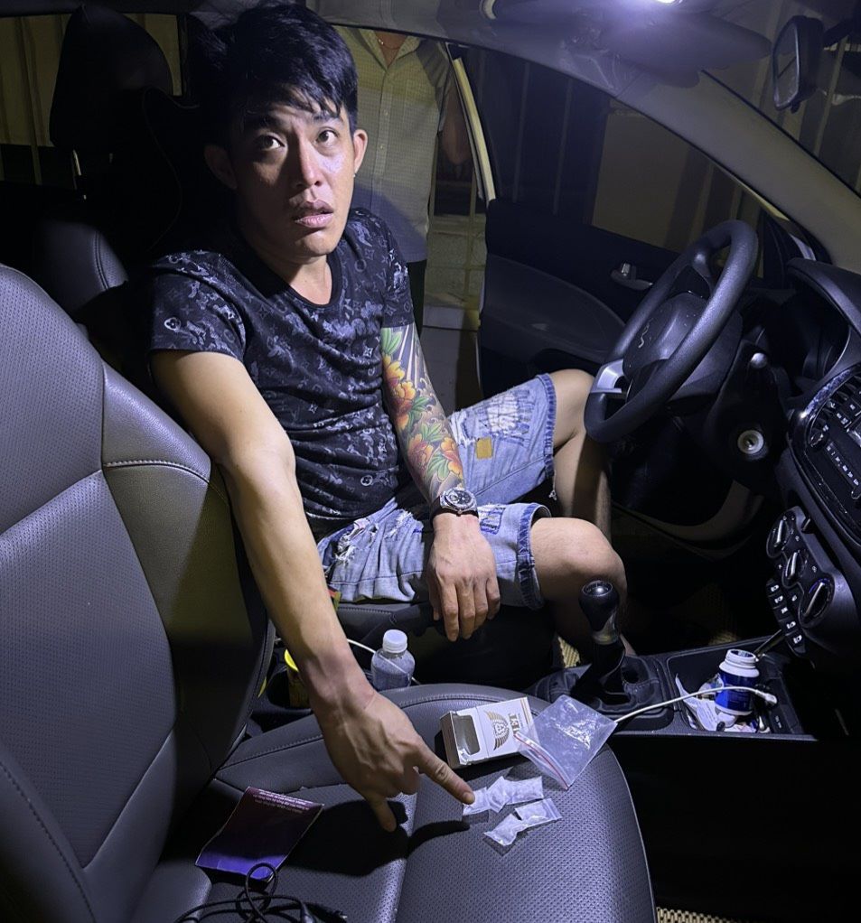 Dừng xe kiểm tra, lực lượng chức năng phát hiện đối tượng Nguyễn Minh Thiện bị phát hiện tàng trữ ma túy. Ảnh: Công an cung cấp