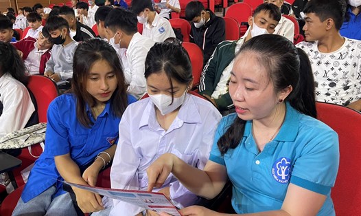 Cán bộ ngành BHXH Việt Nam tuyên truyền chính sách BHYT tới học sinh. Ảnh: BHXH