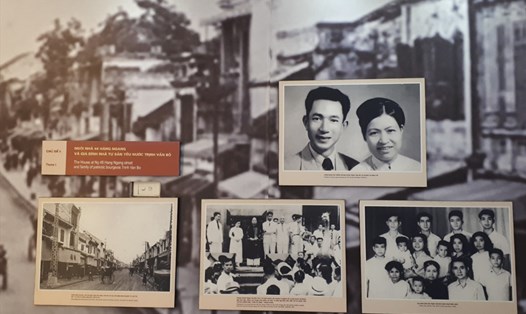 Ngôi nhà 48 Hàng Ngang dành một khu vực trưng bày ảnh của gia đình nhà tư sản yêu nước Trịnh Văn Bô. Ảnh: Vương Trần