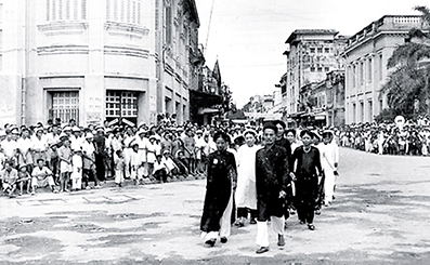 Đoàn công thương tham gia “Tuần lễ vàng” tổ chức tại Nhà hát Lớn Hà Nội năm 1945. Ảnh: Tư liệu