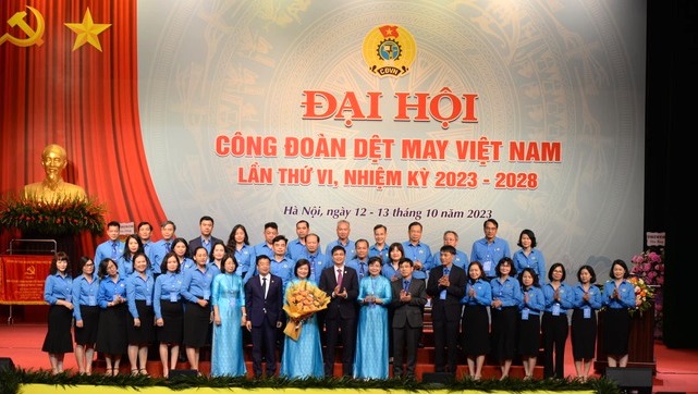 Lãnh đạo Tổng LĐLĐVN và Tập đoàn Dệt may Việt Nam tặng hoa chúc mừng Ban Chấp hành Công đoàn Dệt may Việt Nam khoá VI, nhiệm kỳ 2023-2028. Ảnh: Hà Anh
