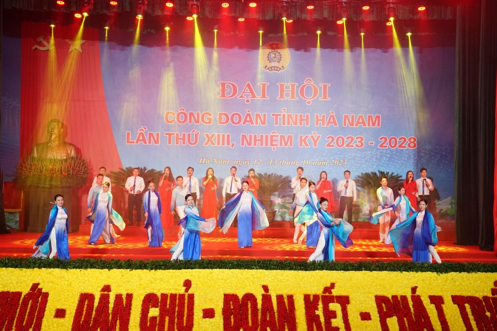 Chương trình văn nghệ chào mừng Đại hội Công đoàn tỉnh Hà Nam lần thứ XIII (nhiệm kỳ 2023-2028). Ảnh: Quách Du