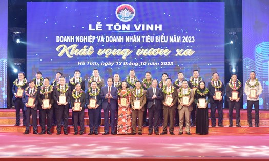 Lãnh đạo tỉnh Hà Tĩnh trao chứng nhận tôn vinh 24 doanh nghiệp tiêu biểu năm 2023. Ảnh: Dương Tuấn.