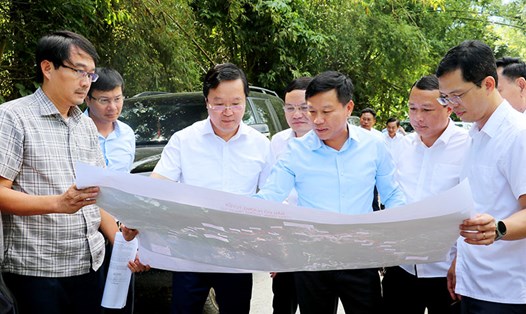 Chủ tịch UBND tỉnh Nghệ An Nguyễn Đức Trung kiểm tra tiến độ dự án tại huyện Quỳ Hợp. Ảnh: Hải Đăng