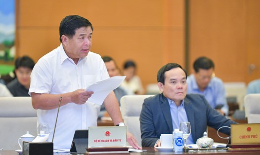 Bộ trưởng Bộ Kế hoạch và Đầu tư Nguyễn Chí Dũng báo cáo tại phiên họp. Ảnh: Phạm Thắng/QH