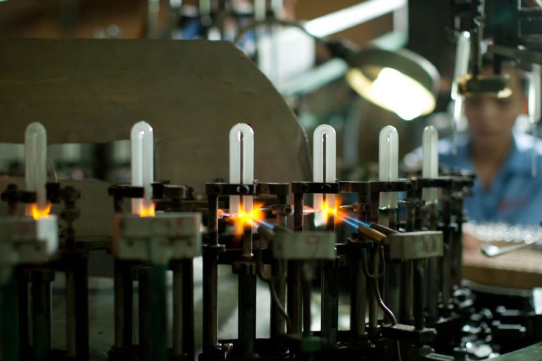 Sáng tạo, nỗ lực cập nhật công nghệ mới đã giúp thương hiệu bóng đèn Rạng Đông trụ vững hơn 60 năm qua. 
Ảnh: Trang Hà