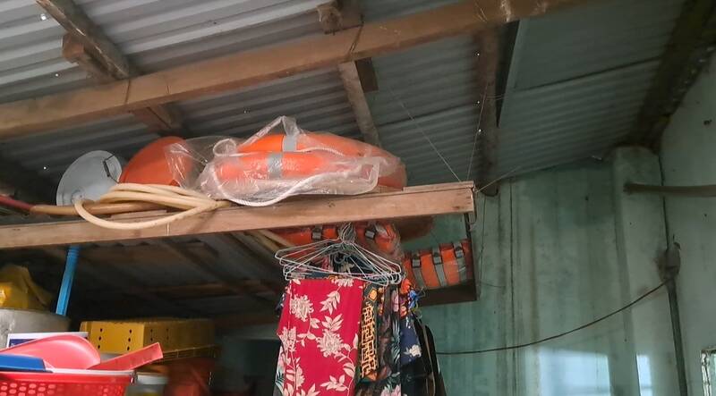 Người dân ở vùng trũng của TP Đà Nẵng được trang bị áo phao ngay từ đầu tháng 9. Ảnh: Nguyễn Linh