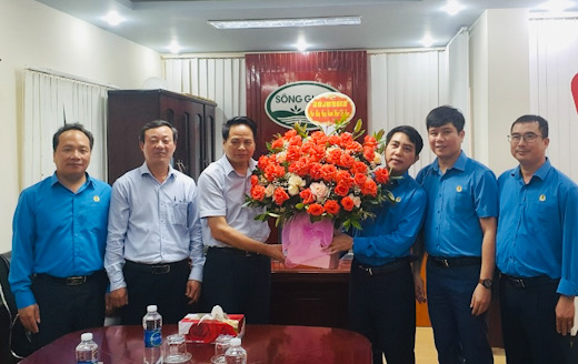 Thăm, tặng quà tại Công ty CP Tổng Công ty Sông Gianh. Ảnh: Lê Phi Long