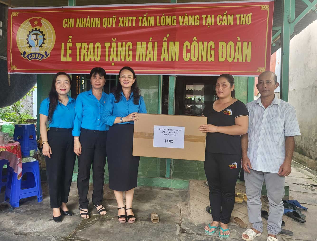 LĐLĐ TP Cần Thơ trao tặng Mái ấm Công đoàn cho gia đình nữ công nhân Phạm Thị Hồng Cẩm. Ảnh: Mỹ Ly