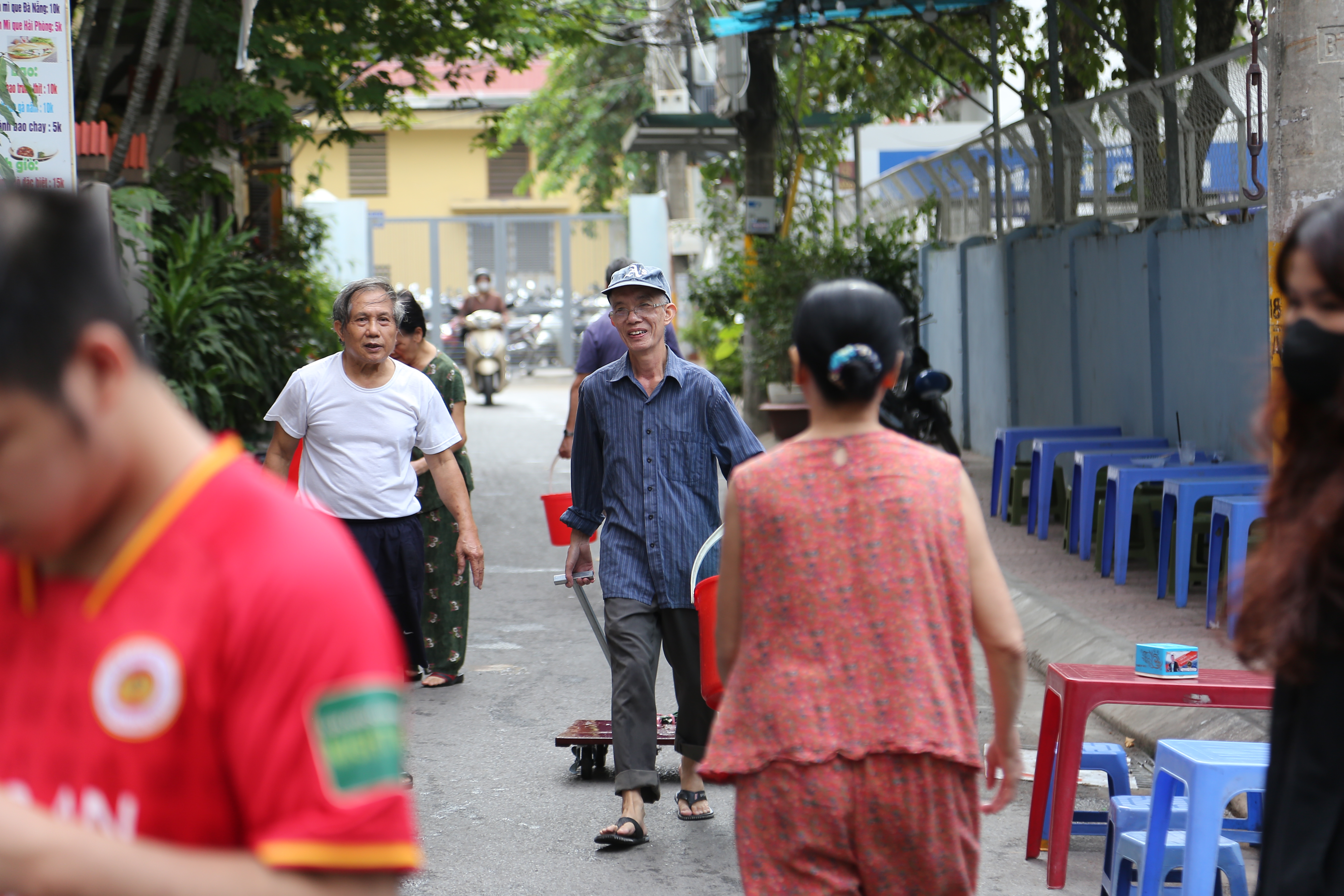 8h sáng hàng ngày, người dân tổ dân phố 19 tập trung tại ngõ A4, khu tập thể Đại học Hà Nội để lấy nước. Ảnh: Vĩnh Hoàng
