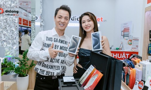 Vợ chồng ca sĩ Đăng Khôi - Thủy Anh vui vẻ nhận iPhone 15 Pro Max tại Di Động Việt. Ảnh: Duy Nguyễn