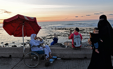 Bãi biển La Corniche, nơi mà nhiều người dân Casablanca hay tụ tập mỗi khi chiều về.