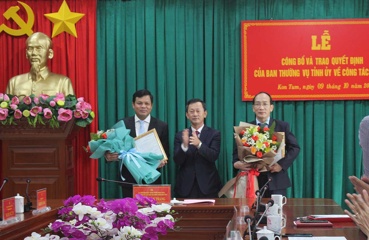 Bí thư Tỉnh ủy Dương Văn Trang trao quyết định, tặng hoa chúc mừng các ông: Nguyễn Đức Tuy và Nguyễn Thanh Hà. Ảnh: kontum.gov.vn  