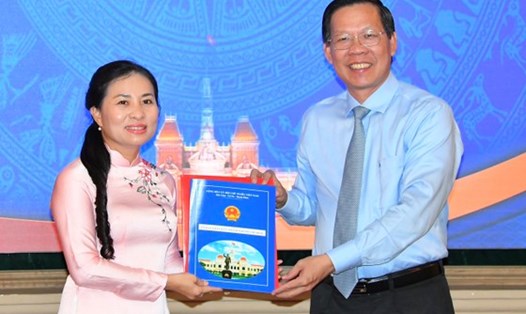 Chủ tịch UBND TPHCM Phan Văn Mãi trao quyết định tiếp nhận và bổ nhiệm Phó Giám đốc Sở Nội vụ TPHCM với bà Phan Kiều Thanh Hương. Ảnh: VGP

