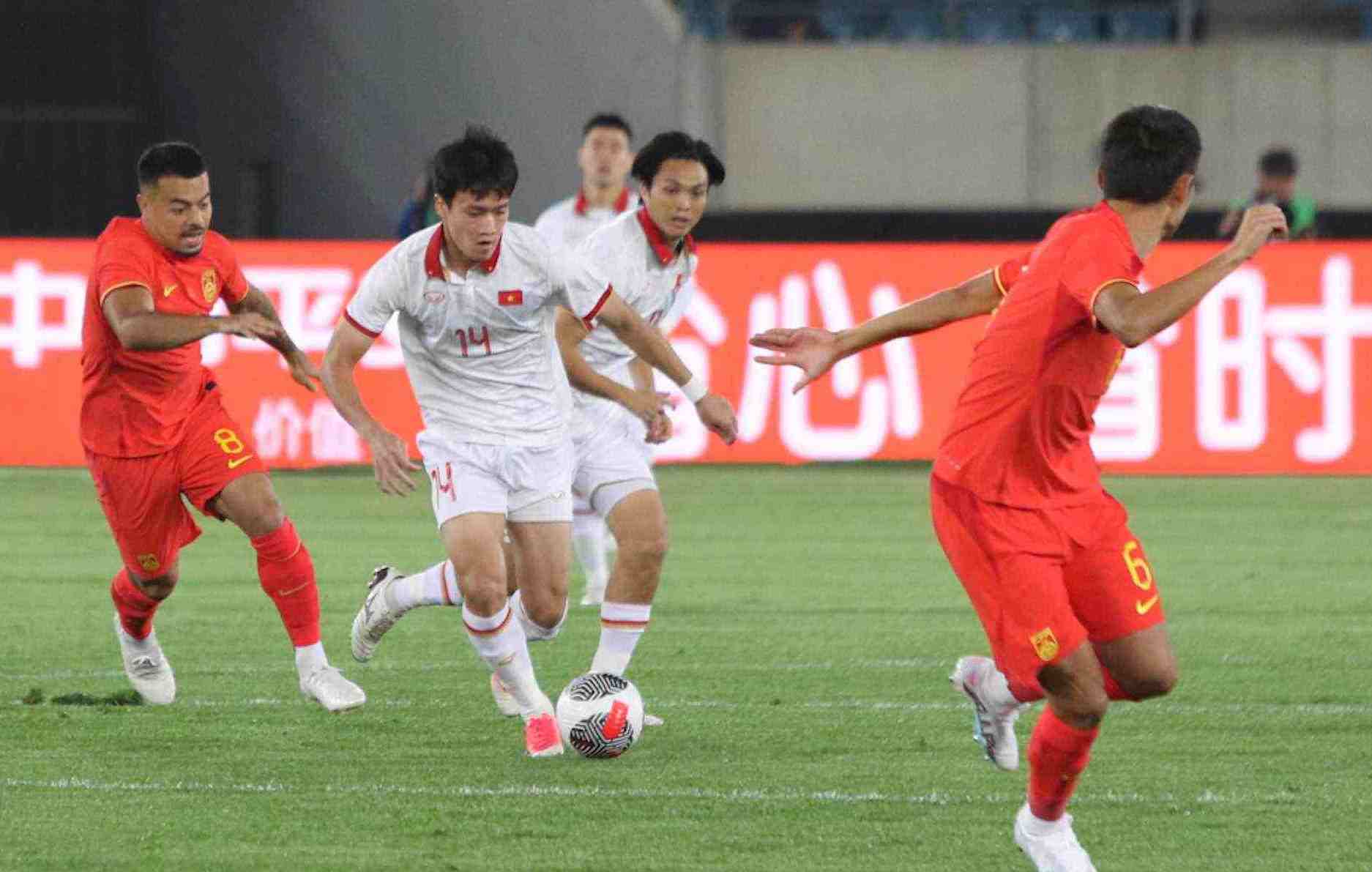 Tuyển Việt Nam sẽ đá trên sân không khán giả, không truyền thông trước đối thủ Uzbekistan. Ảnh: VFF