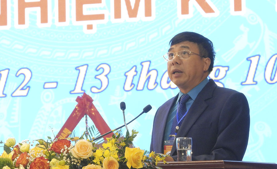 Ông Hoàng Thọ Trung - Chủ tịch LĐLĐ tỉnh Lai Châu khóa XII đọc báo cáo tại đại hội.