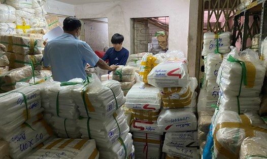 Tiêu hủy gần 1.200kg túi ni lông đựng thực phẩm nhập lậu. Ảnh: Cục QLTT TPHCM