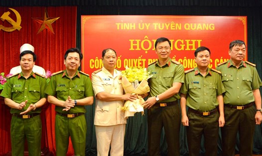 Thượng tá Phạm Hùng - Phó Giám đốc Công an tỉnh Tuyên Quang (thứ 3 từ trái) được bổ nhiệm giữ chức Phó Trưởng Ban Nội chính Tỉnh uỷ Tuyên Quang. Ảnh: Ngọc Hưng.