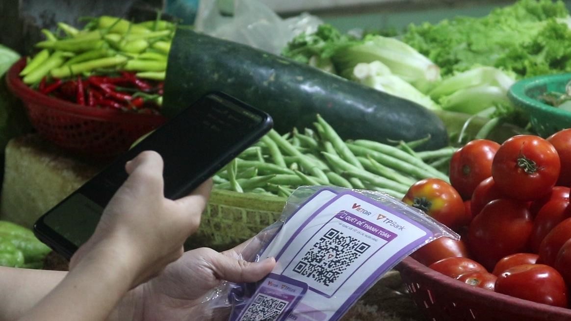 Người nông dân ở vùng nông thôn, vùng sâu, vùng xa, hải đảo dần tiếp cận dịch vụ thanh toán số. Ảnh minh hoạ: Mai Hương