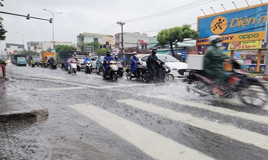 Đến trưa 13.10, mưa lớn đã gây ngập úng cục bộ tại nhiều khu vực ở Đà Nẵng. Ảnh: Văn Linh