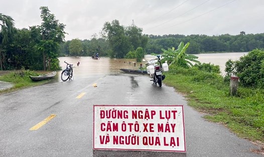 Nhiều tuyến đường ở các vùng trũng tại Thừa Thiên Huế bị nước lũ chia cắt do mưa lớn. Ảnh: Quảng An.