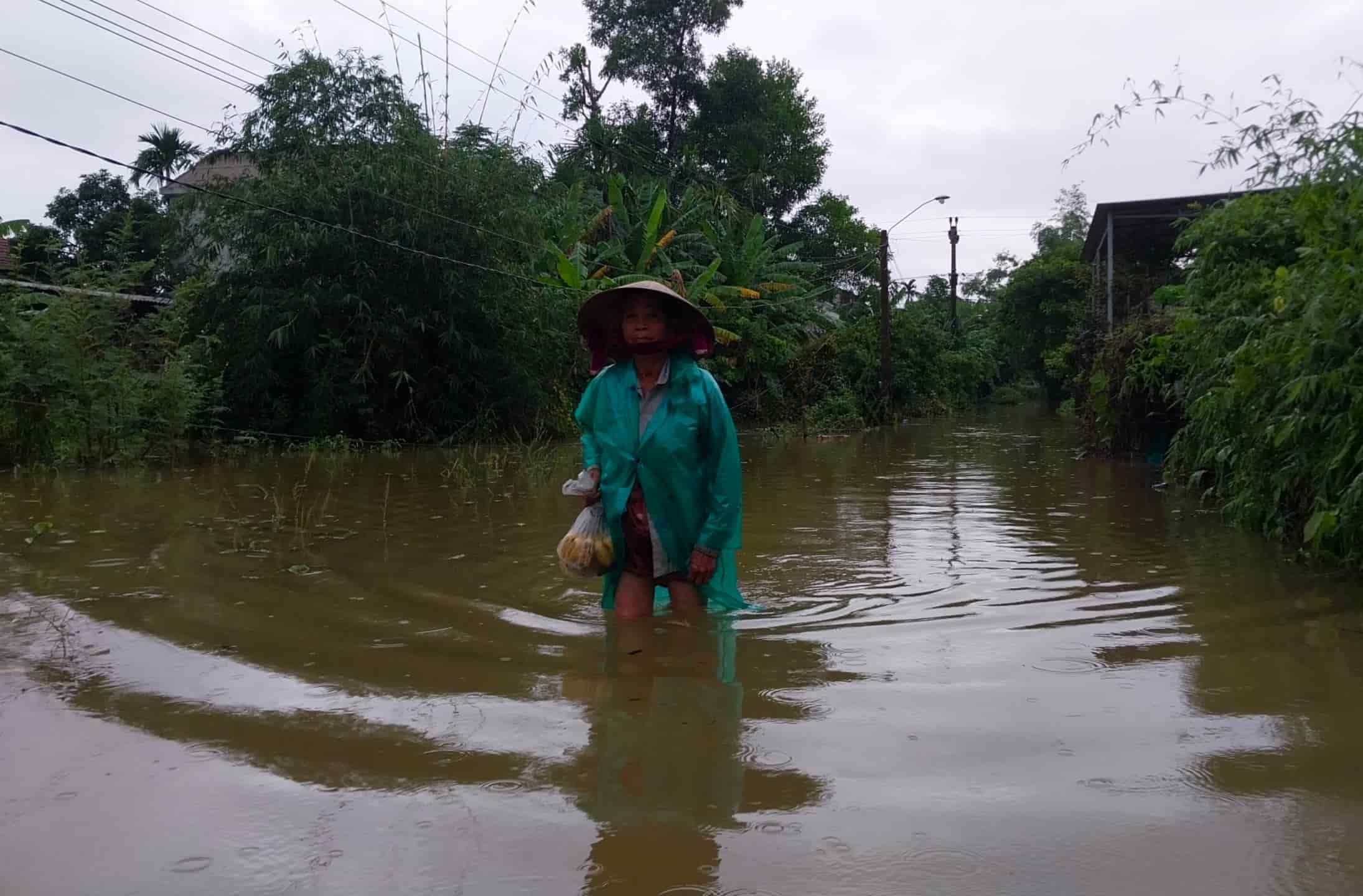 Nhiều tuyến đường ở huyện Quảng Điền ngập sâu do mưa lớn. Ảnh: Tuấn Hiệp.