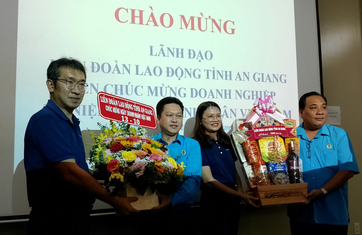 Ông Lâm Thành Sĩ (thứ 2, trái sang) tặng quà cho Công ty TNHH An Giang Samho. Ảnh: Lục Tùng