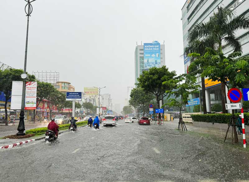 Đường Nguyễn Văn Linh, quận Hải Châu, Đà Nẵng biến thành sông do mưa lớn. Ảnh chụp màn hình