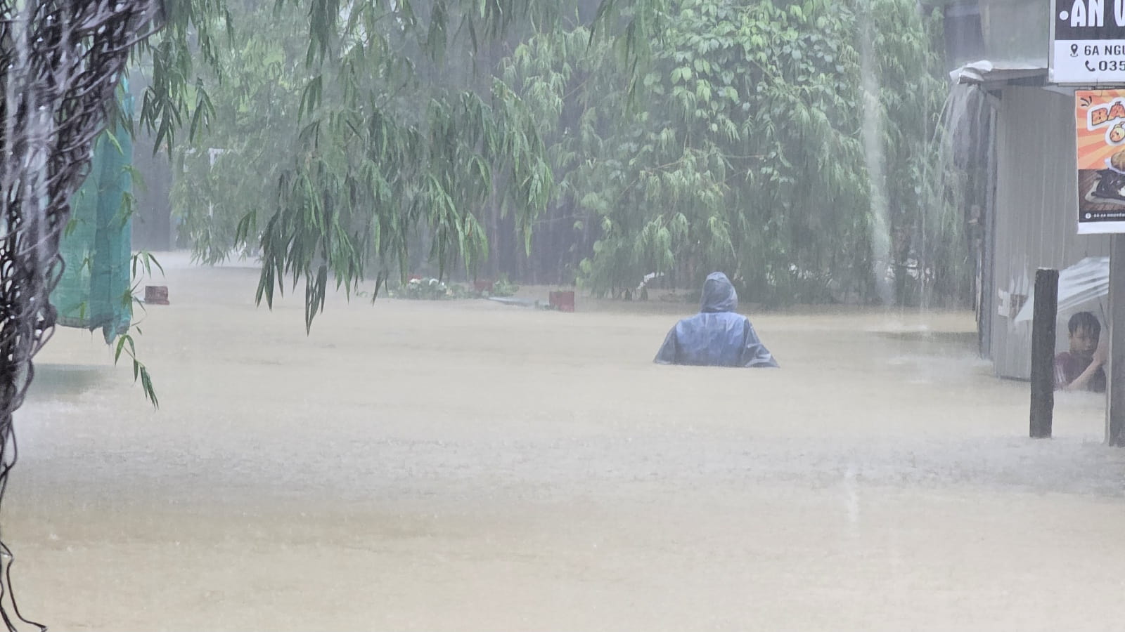 Ngày 13.10, mưa lớn diễn ra trên diện rộng tại Thừa Thiên Huế khiến nước tại một số nơi thấp trũng dâng cao.
