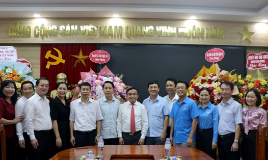 LĐLĐ tỉnh Nghệ An tặng hoa chúc mừng Ban Dân vận Tỉnh ủy Nghệ An. Ảnh: Trần Vân