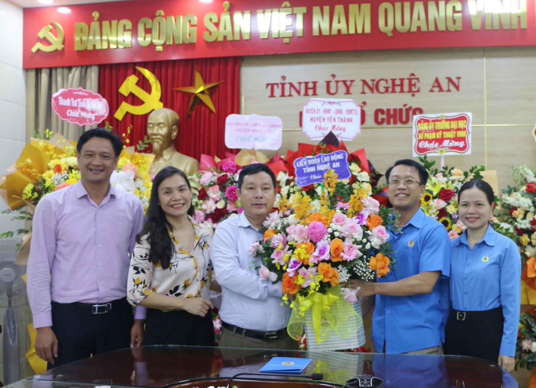 LĐLĐ tỉnh Nghệ An chúc mừng Ban Tổ chức Tỉnh ủy Nghệ An. Ảnh: Trần Vân