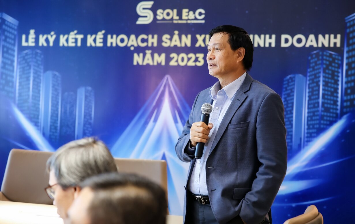 Ông Nguyễn Bá Dương xuất hiện với vai trò Chủ tịch sáng lập SOL E&C tại sự kiện cuối năm 2022 của doanh nghiệp. Ảnh: SOL E&C