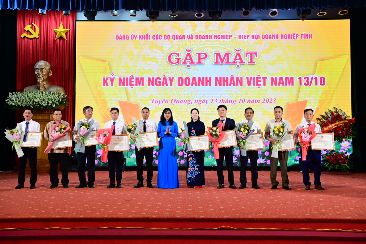 LĐLĐ tỉnh Tuyên Quang tặng bằng khen cho các doanh nghiệp tiêu biểu trong hoạt động công đoàn và chăm lo NLĐ.