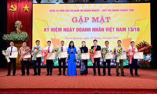 LĐLĐ tỉnh Tuyên Quang tặng bằng khen cho các doanh nghiệp tiêu biểu trong hoạt động công đoàn và chăm lo NLĐ.