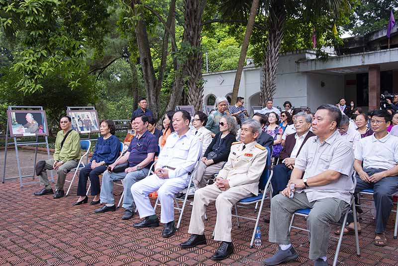 Triển lãm ảnh do câu lạc bộ Quảng Bình, nhiếp ảnh gia – Đại tá Trần Hồng phối hợp với Trung tâm Bảo tồn di sản Thăng Long - Hà Nội tổ chức. Đây là một hoạt động nhằm kỷ niệm tròn 10 năm Đại tướng ra đi về cõi vĩnh hằng.