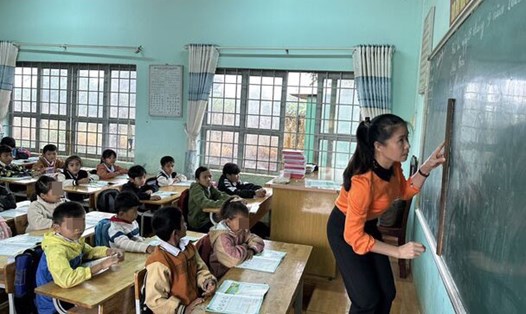 Một trường học ở huyện Krông Pắc đang gặp khó khăn trong công tác giáo dục do thiếu ti vi, phải nhập lớp dư thừa học sinh, nhồi nhét trong căn phòng chật hẹp. Ảnh: Phan Tuấn