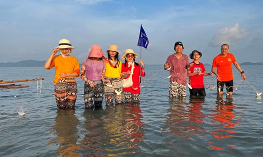 Dịch vụ câu cá ở Quan Lạn hấp dẫn du khách. Ảnh: Nguyễn Hùng
