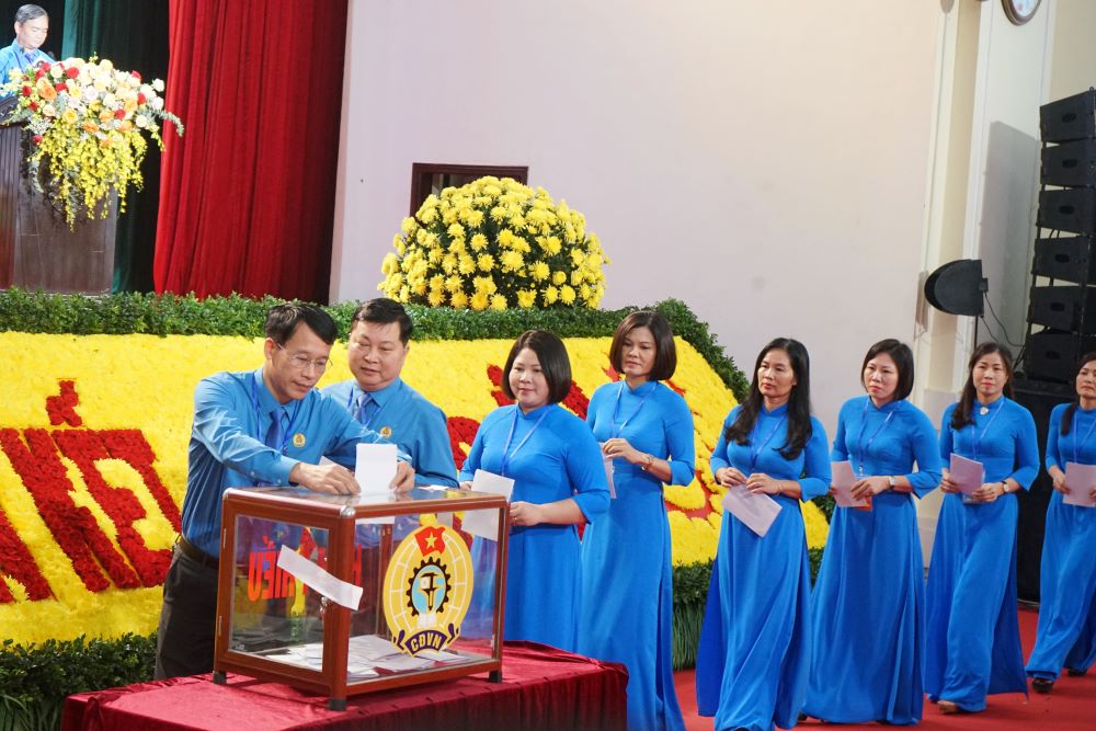 Các đại biểu bỏ phiếu bầu tại Đại hội Công đoàn tỉnh Hà Nam lần thứ XIII, nhiệm kỳ 2023-2028. Ảnh: Quách Du
